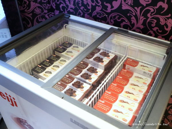 鬼椒麻辣王：台中美食│鬼椒麻辣王台中旗艦店〃台中麻辣鴛鴦鍋吃到飽推薦～菜色多樣，食材新鮮，還有莫凡比、明治等冰淇淋讓你吃到飽！