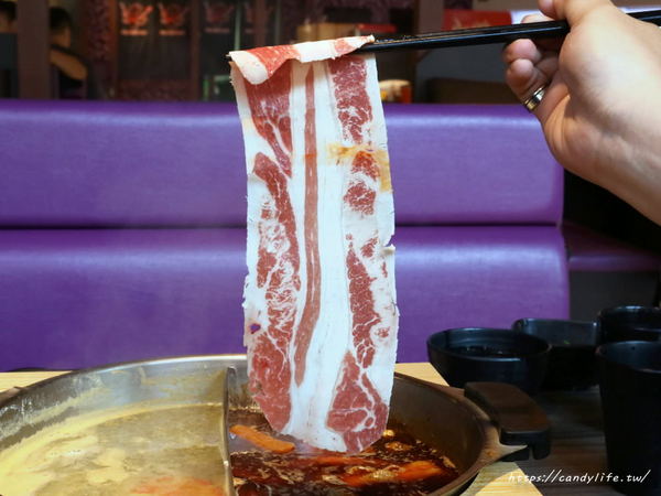 鬼椒麻辣王：台中美食│鬼椒麻辣王台中旗艦店〃台中麻辣鴛鴦鍋吃到飽推薦～菜色多樣，食材新鮮，還有莫凡比、明治等冰淇淋讓你吃到飽！