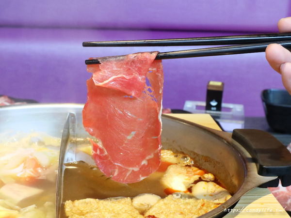 鬼椒麻辣王：台中美食│鬼椒麻辣王台中旗艦店〃台中麻辣鴛鴦鍋吃到飽推薦～菜色多樣，食材新鮮，還有莫凡比、明治等冰淇淋讓你吃到飽！