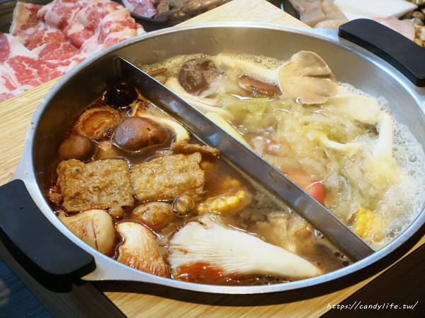 鬼椒麻辣王：台中美食│鬼椒麻辣王台中旗艦店〃台中麻辣鴛鴦鍋吃到飽推薦～菜色多樣，食材新鮮，還有莫凡比、明治等冰淇淋讓你吃到飽！