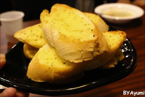 三公岩燒平價牛排：[食記]台南東區新開幕的三公岩燒平價牛排，加麵加飯不加價、用夜市價格享受舒適用餐環境~