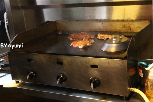 三公岩燒平價牛排：[食記]台南東區新開幕的三公岩燒平價牛排，加麵加飯不加價、用夜市價格享受舒適用餐環境~