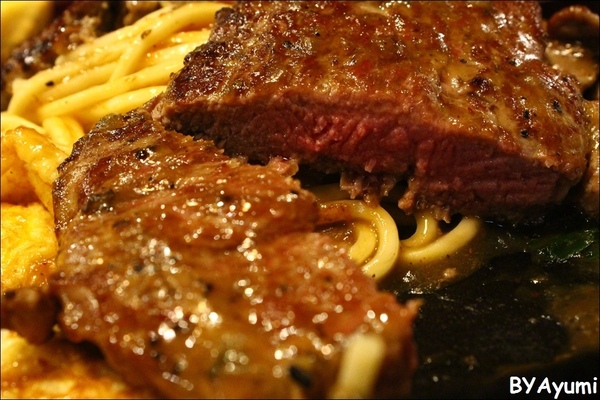 三公岩燒平價牛排：[食記]台南東區新開幕的三公岩燒平價牛排，加麵加飯不加價、用夜市價格享受舒適用餐環境~