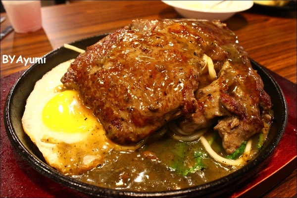 三公岩燒平價牛排：[食記]台南東區新開幕的三公岩燒平價牛排，加麵加飯不加價、用夜市價格享受舒適用餐環境~