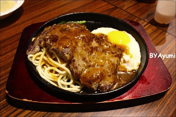 三公岩燒平價牛排：[食記]台南東區新開幕的三公岩燒平價牛排，加麵加飯不加價、用夜市價格享受舒適用餐環境~