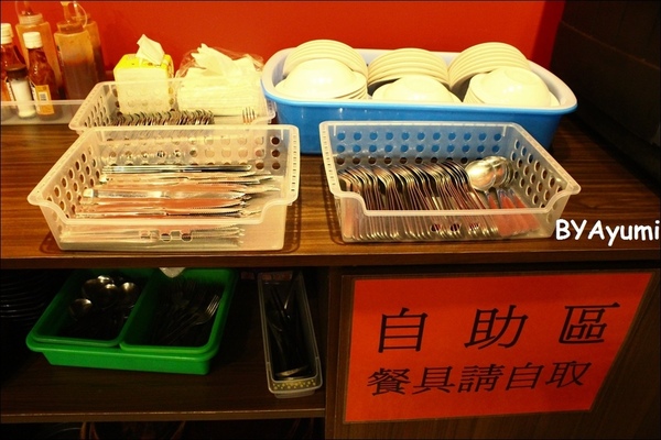 三公岩燒平價牛排：[食記]台南東區新開幕的三公岩燒平價牛排，加麵加飯不加價、用夜市價格享受舒適用餐環境~