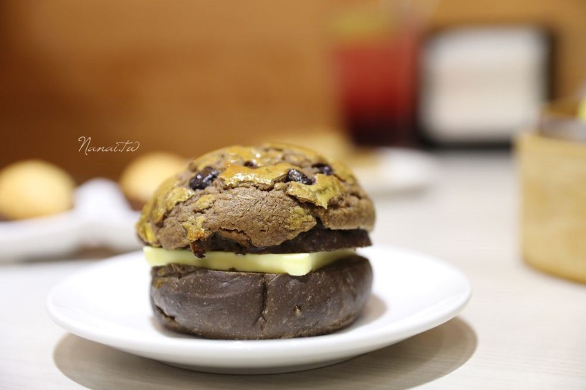 台中南屯 港式飲茶》春一籠港式茶樓。典雅中式風格,港式點心(推薦黃金流沙包,港式蘿蔔糕,賣萌醜醜黃小鴨) - Nana愛旅行札記