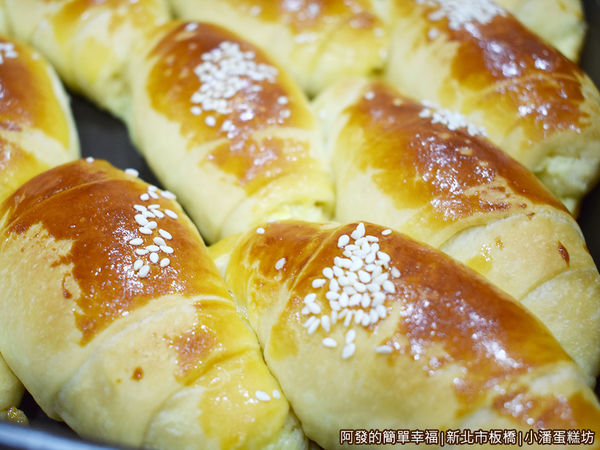 小潘蛋糕坊13-小牛角奶酥麵包特寫.JPG