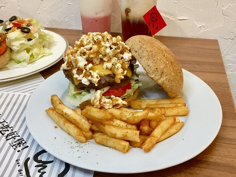 【板橋|江子翠站】貴堡遞_焦糖爆米花竟然也能跟牛肉組漢堡戰對_花生醬與漢堡搭配永遠是不敗款