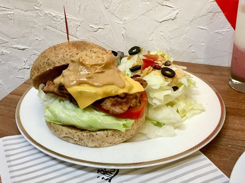 【板橋|江子翠站】貴堡遞_焦糖爆米花竟然也能跟牛肉組漢堡戰對_花生醬與漢堡搭配永遠是不敗款