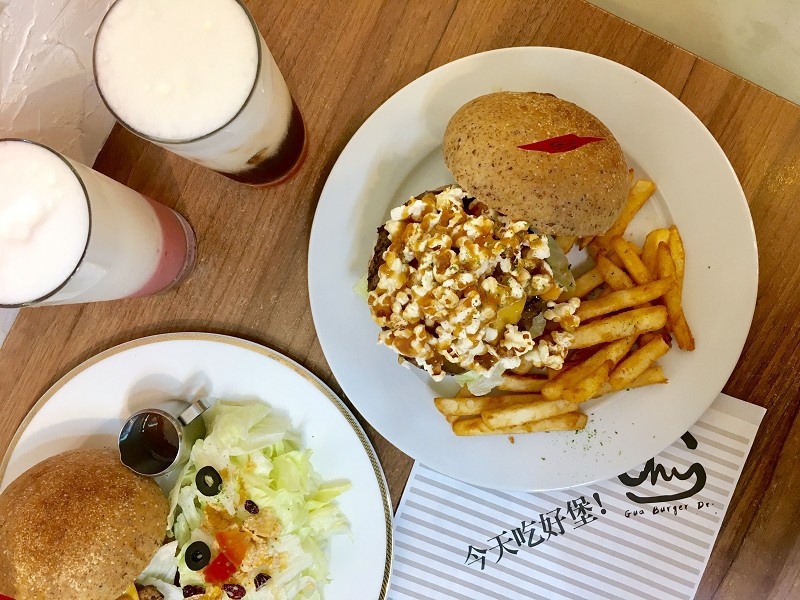 【板橋|江子翠站】貴堡遞_焦糖爆米花竟然也能跟牛肉組漢堡戰對_花生醬與漢堡搭配永遠是不敗款