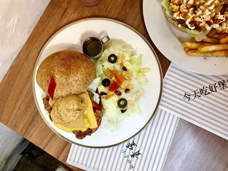 【板橋|江子翠站】貴堡遞_焦糖爆米花竟然也能跟牛肉組漢堡戰對_花生醬與漢堡搭配永遠是不敗款