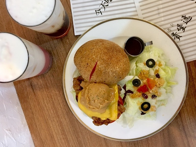 【板橋|江子翠站】貴堡遞_焦糖爆米花竟然也能跟牛肉組漢堡戰對_花生醬與漢堡搭配永遠是不敗款