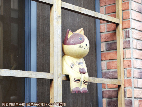 7-11山腳門市06-坐在窗框上悠閒的喵星人