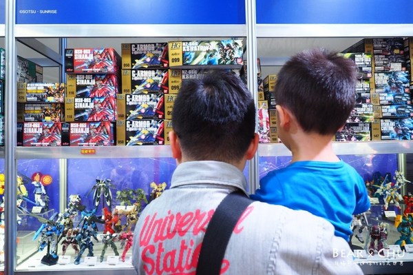 GUNDAM docks at TAIWAN(巨型鋼彈亞洲巡迴展─台灣站)(台灣站):巨型鋼彈亞洲巡迴展台灣站・大男孩與小男孩都無法抗拒