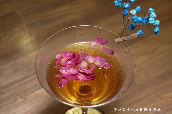 熊武吉餐酒食堂:松山餐酒館/適合女孩兒的美麗調酒『熊武吉餐酒食堂』活動/包場/飛鏢機/捷運南京復興站