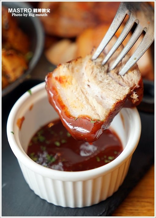 【中和環球美食】MASTRO 戰斧教父X 2018 Hellmann’s美味沙拉之旅‧大份量、口味好的新美式料理!美式黑白切、戰斧豬排推薦!