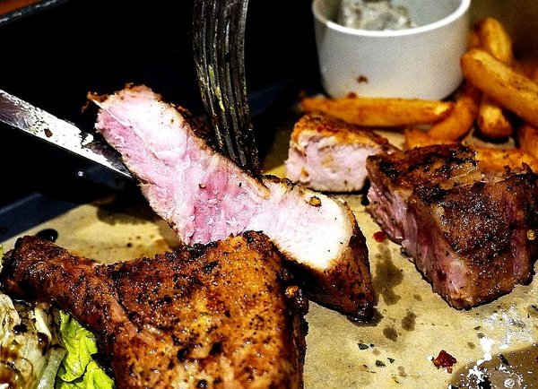 Mastro 戰斧教父(Mastro 戰斧教父 中和環球):【中和美食】MASTRO 戰斧教父 (中和環球店) / 15oz招牌戰斧豬排 / 巧克力香蕉舒芙蕾鬆餅 / 中和美式餐廳