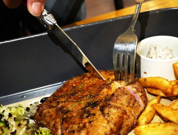 Mastro 戰斧教父(Mastro 戰斧教父 中和環球):【中和美食】MASTRO 戰斧教父 (中和環球店) / 15oz招牌戰斧豬排 / 巧克力香蕉舒芙蕾鬆餅 / 中和美式餐廳