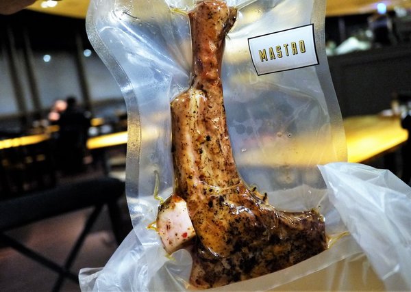 Mastro 戰斧教父(Mastro 戰斧教父 中和環球):【中和美食】MASTRO 戰斧教父 (中和環球店) / 15oz招牌戰斧豬排 / 巧克力香蕉舒芙蕾鬆餅 / 中和美式餐廳