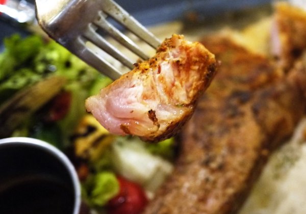 Mastro 戰斧教父(Mastro 戰斧教父 中和環球):【中和美食】MASTRO 戰斧教父 (中和環球店) / 15oz招牌戰斧豬排 / 巧克力香蕉舒芙蕾鬆餅 / 中和美式餐廳