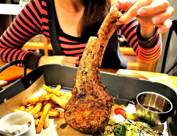 Mastro 戰斧教父(Mastro 戰斧教父 中和環球):【中和美食】MASTRO 戰斧教父 (中和環球店) / 15oz招牌戰斧豬排 / 巧克力香蕉舒芙蕾鬆餅 / 中和美式餐廳