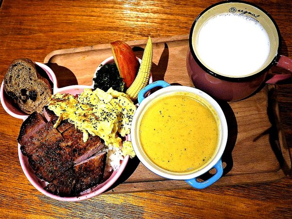 Mastro 戰斧教父(Mastro 戰斧教父 中和環球):【中和美食】MASTRO 戰斧教父 (中和環球店) / 15oz招牌戰斧豬排 / 巧克力香蕉舒芙蕾鬆餅 / 中和美式餐廳