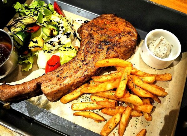 Mastro 戰斧教父(Mastro 戰斧教父 中和環球):【中和美食】MASTRO 戰斧教父 (中和環球店) / 15oz招牌戰斧豬排 / 巧克力香蕉舒芙蕾鬆餅 / 中和美式餐廳