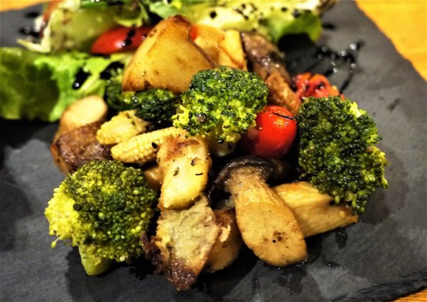 Mastro 戰斧教父(Mastro 戰斧教父 中和環球):【中和美食】MASTRO 戰斧教父 (中和環球店) / 15oz招牌戰斧豬排 / 巧克力香蕉舒芙蕾鬆餅 / 中和美式餐廳