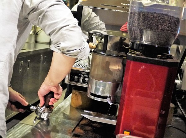 Mastro 戰斧教父(Mastro 戰斧教父 中和環球):【中和美食】MASTRO 戰斧教父 (中和環球店) / 15oz招牌戰斧豬排 / 巧克力香蕉舒芙蕾鬆餅 / 中和美式餐廳