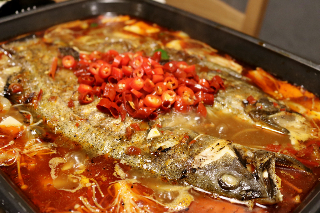 台北｜滿漢鱸魚 美味重慶烤魚．東區宵夜新選擇 - 奇奇一起玩樂趣