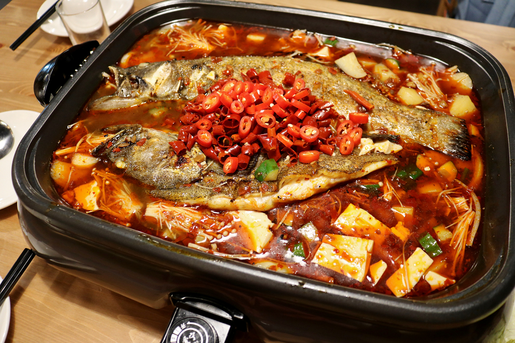台北｜滿漢鱸魚 美味重慶烤魚．東區宵夜新選擇 - 奇奇一起玩樂趣