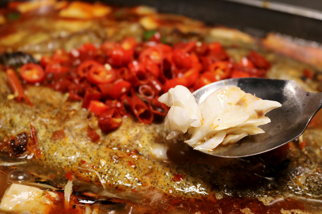 台北｜滿漢鱸魚 美味重慶烤魚．東區宵夜新選擇 - 奇奇一起玩樂趣