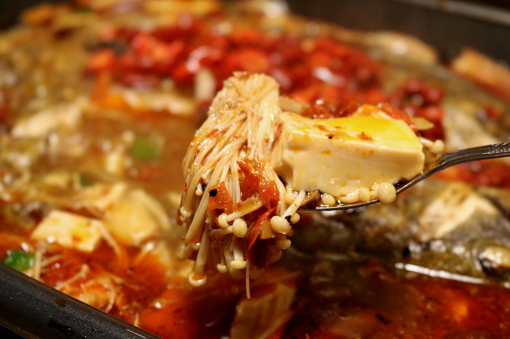 台北｜滿漢鱸魚 美味重慶烤魚．東區宵夜新選擇 - 奇奇一起玩樂趣