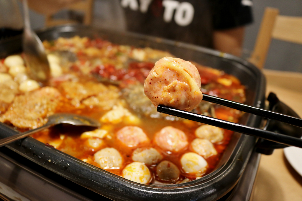 台北｜滿漢鱸魚 美味重慶烤魚．東區宵夜新選擇 - 奇奇一起玩樂趣