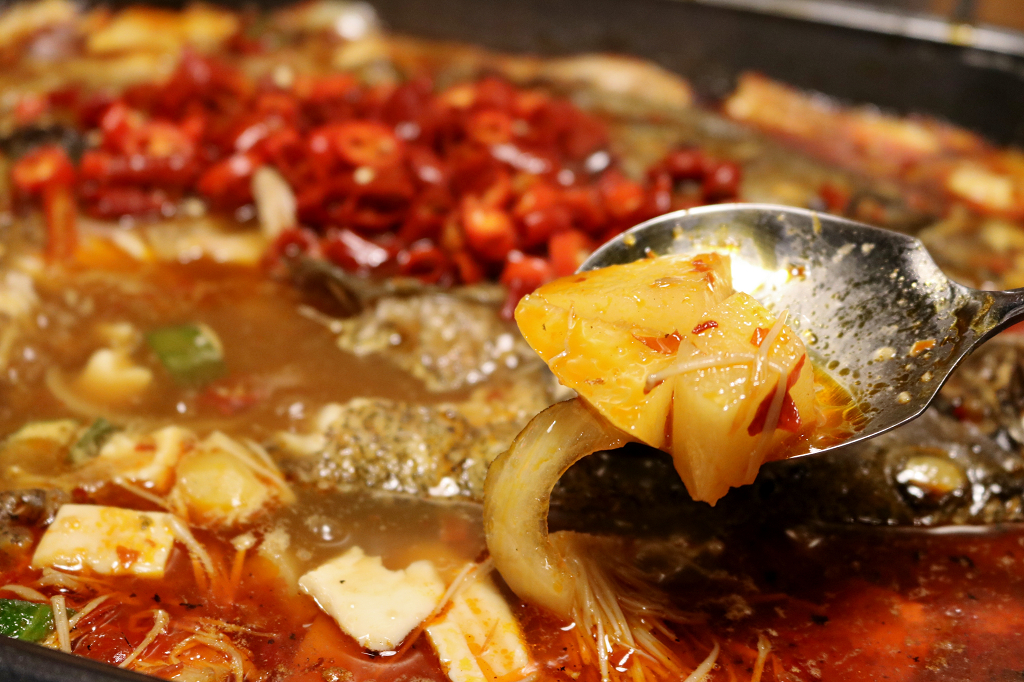 台北｜滿漢鱸魚 美味重慶烤魚．東區宵夜新選擇 - 奇奇一起玩樂趣