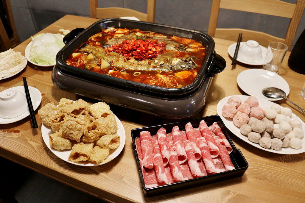 台北｜滿漢鱸魚 美味重慶烤魚．東區宵夜新選擇 - 奇奇一起玩樂趣