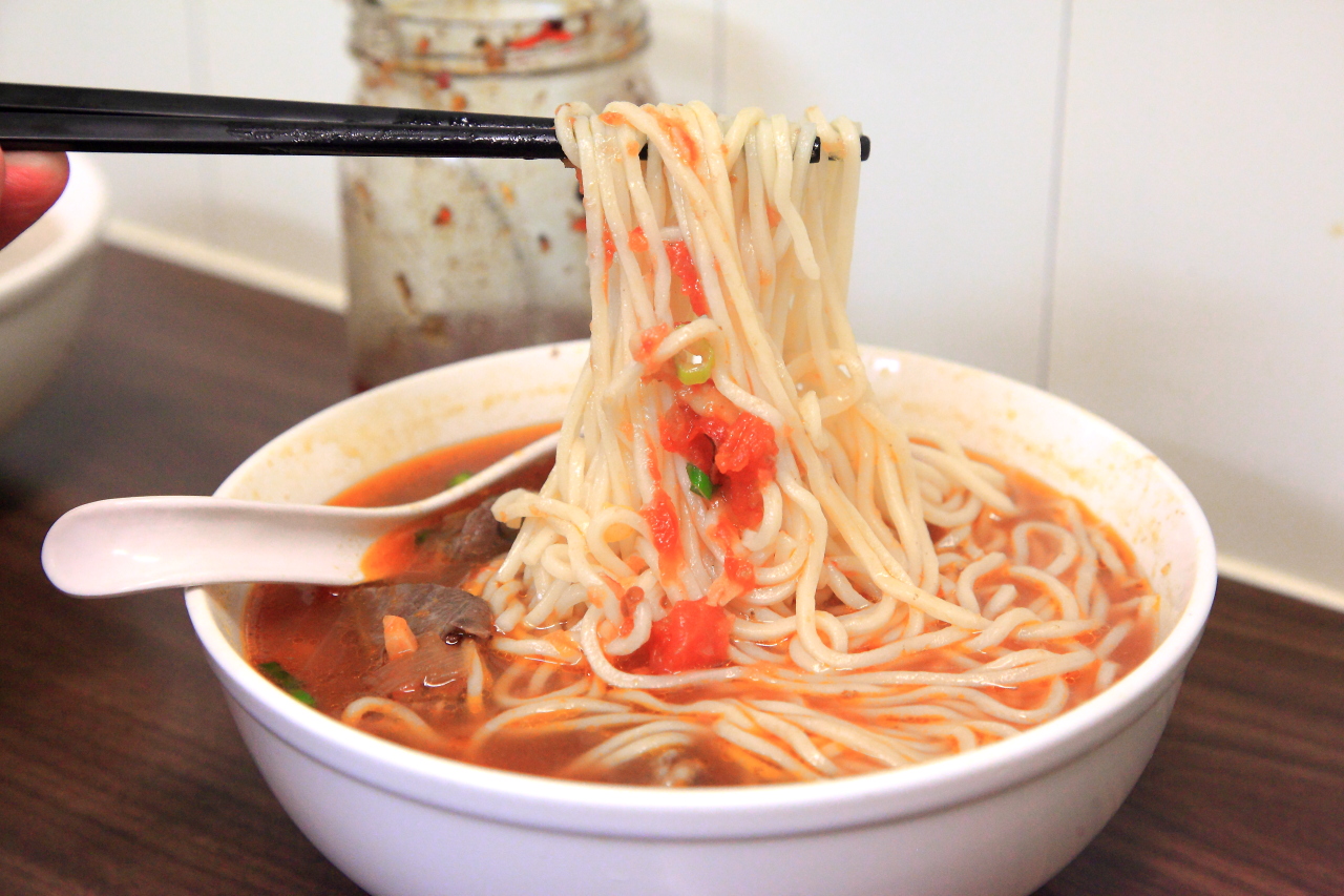 [台北大同]真材實料真心不騙，濃郁酸香番茄牛肉麵！寶師傅私房牛肉麵 - 大手牽小手。玩樂趣