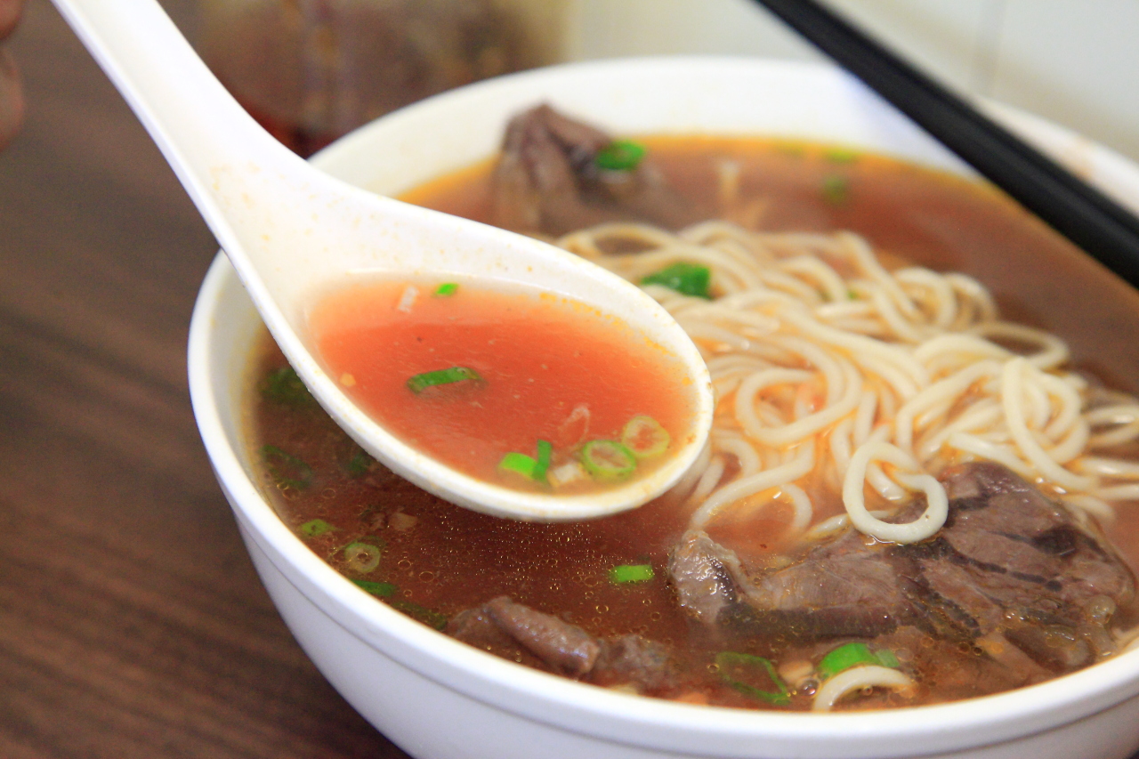[台北大同]真材實料真心不騙，濃郁酸香番茄牛肉麵！寶師傅私房牛肉麵 - 大手牽小手。玩樂趣