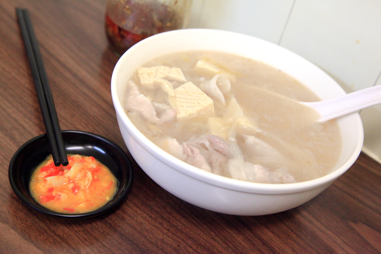 [台北大同]真材實料真心不騙，濃郁酸香番茄牛肉麵！寶師傅私房牛肉麵 - 大手牽小手。玩樂趣