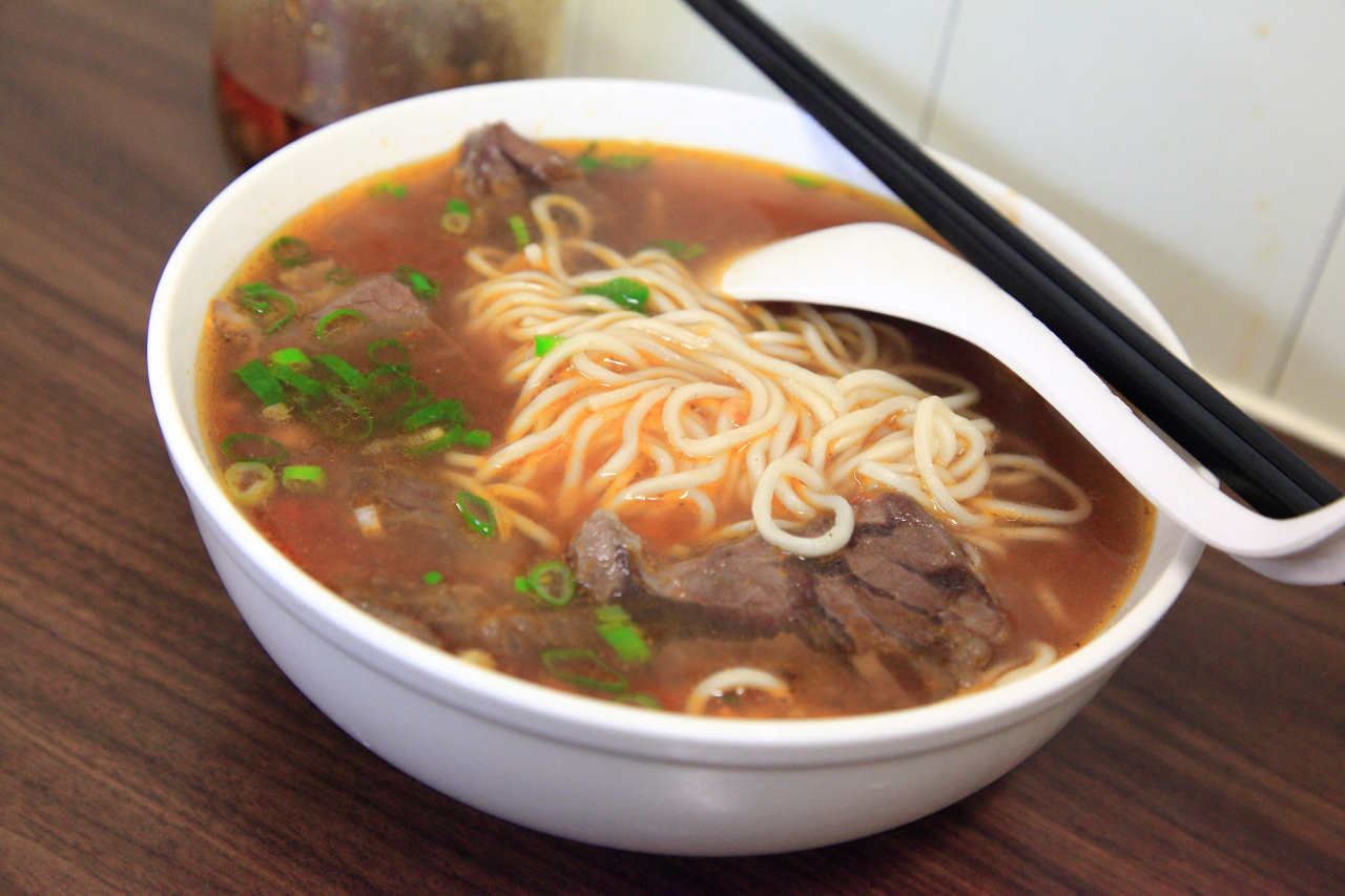 [台北大同]真材實料真心不騙，濃郁酸香番茄牛肉麵！寶師傅私房牛肉麵 - 大手牽小手。玩樂趣