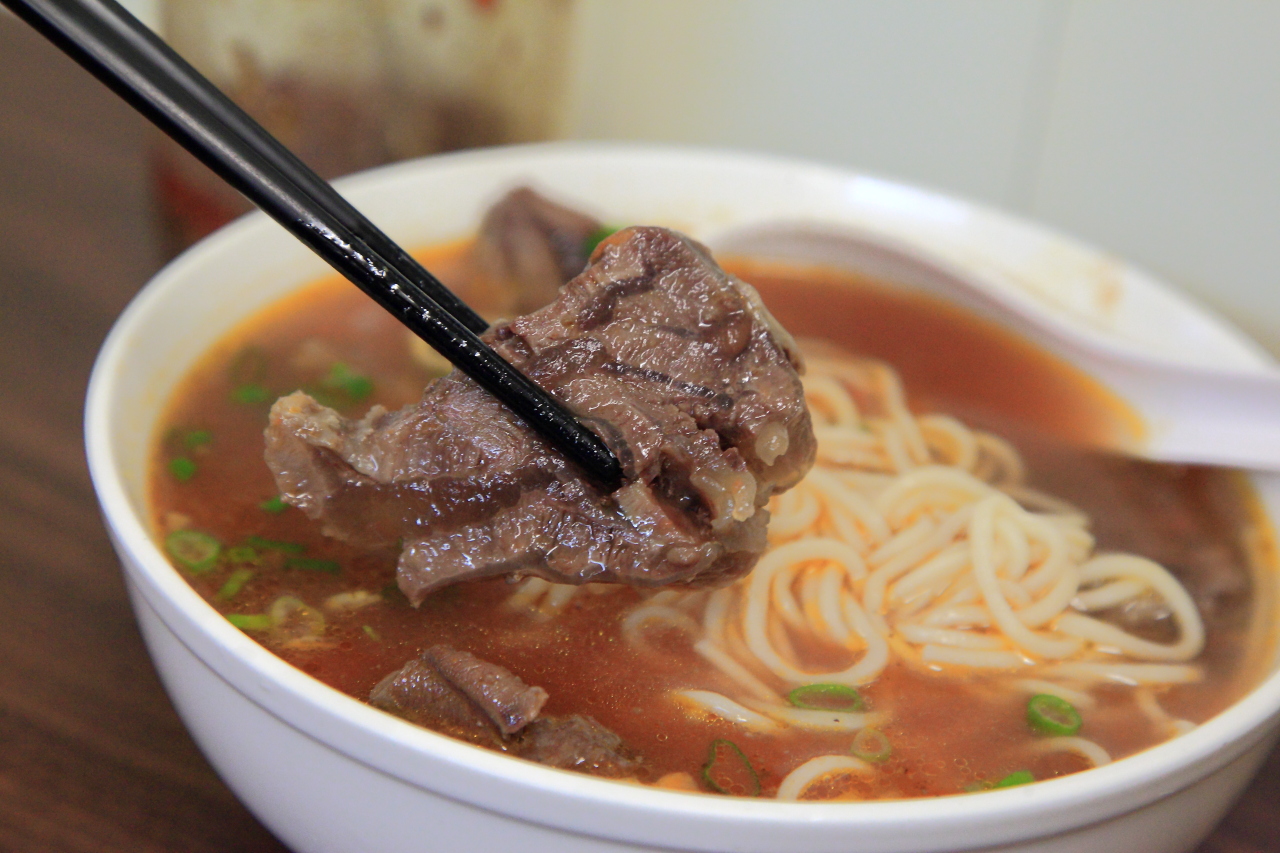 [台北大同]真材實料真心不騙，濃郁酸香番茄牛肉麵！寶師傅私房牛肉麵 - 大手牽小手。玩樂趣