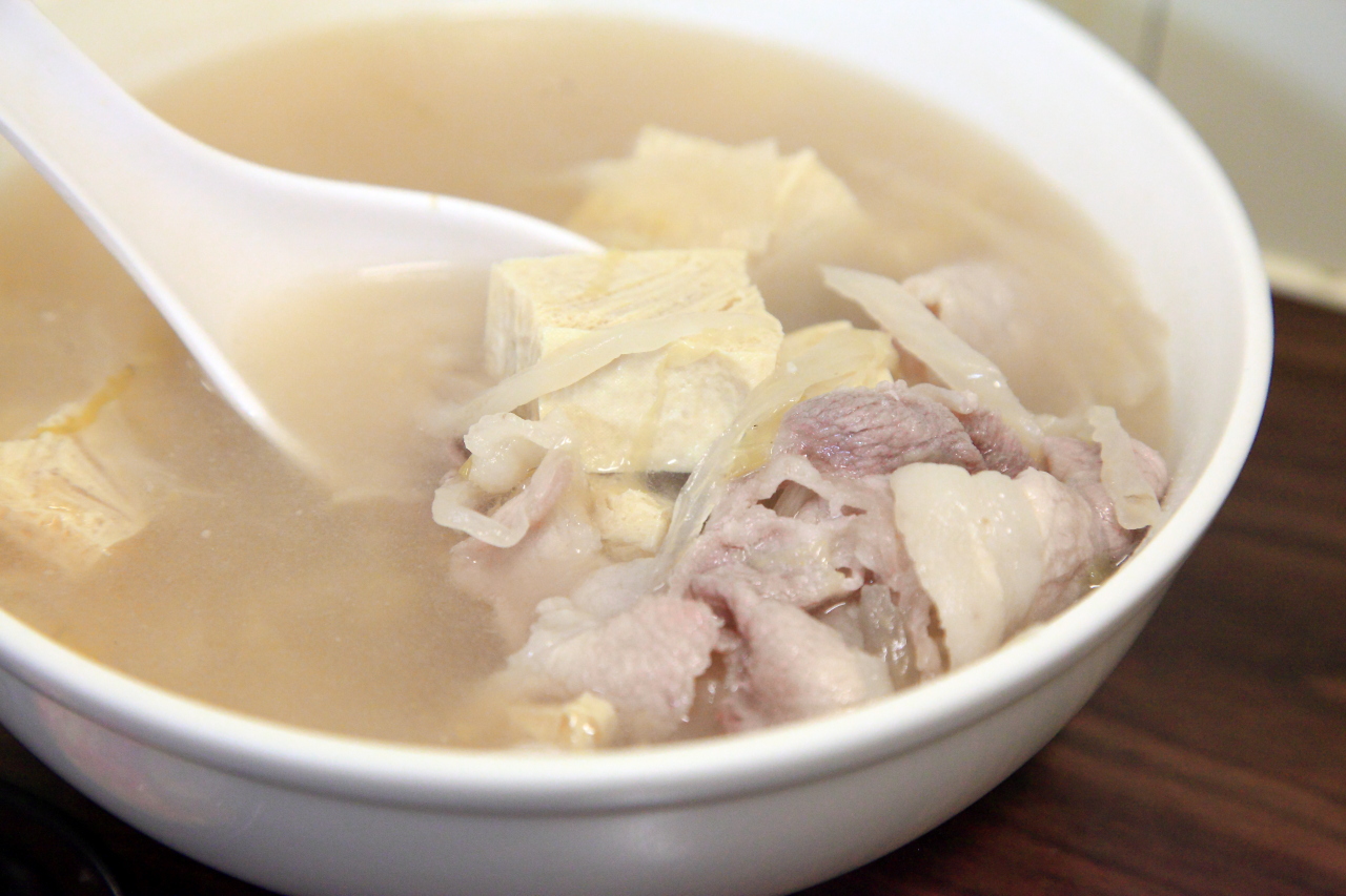 [台北大同]真材實料真心不騙，濃郁酸香番茄牛肉麵！寶師傅私房牛肉麵 - 大手牽小手。玩樂趣