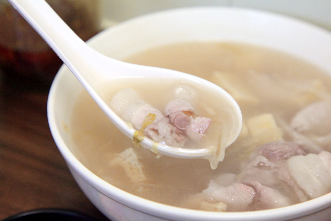 [台北大同]真材實料真心不騙，濃郁酸香番茄牛肉麵！寶師傅私房牛肉麵 - 大手牽小手。玩樂趣