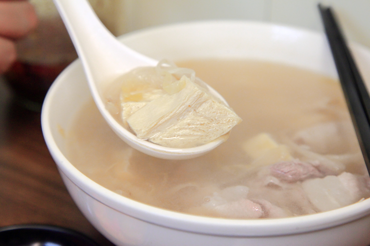 [台北大同]真材實料真心不騙，濃郁酸香番茄牛肉麵！寶師傅私房牛肉麵 - 大手牽小手。玩樂趣