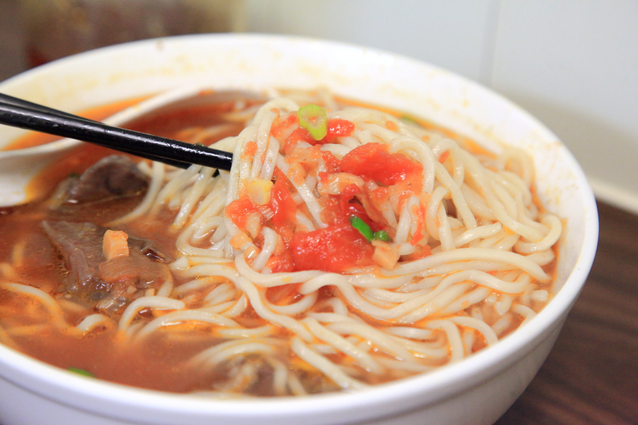 [台北大同]真材實料真心不騙，濃郁酸香番茄牛肉麵！寶師傅私房牛肉麵 - 大手牽小手。玩樂趣