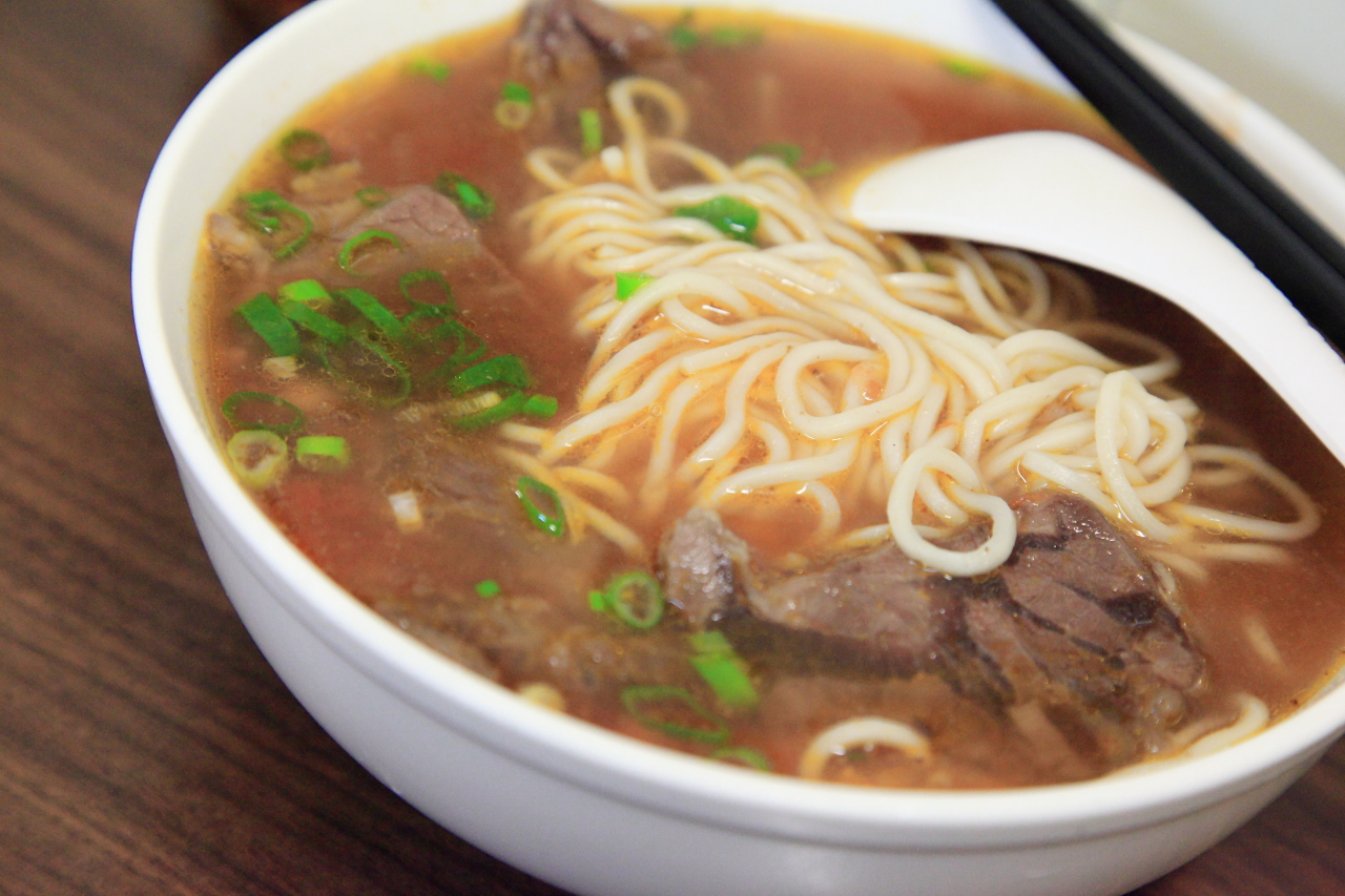 [台北大同]真材實料真心不騙，濃郁酸香番茄牛肉麵！寶師傅私房牛肉麵 - 大手牽小手。玩樂趣