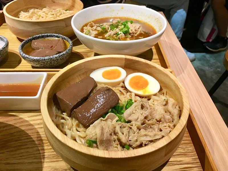 【台北｜中山站】大師兄銷魂麵舖 中山店＿麻辣牛肉湯就是要跟銷魂乾拌麵分開吃＿獨門辣醬讓整碗麵都銷魂了起來