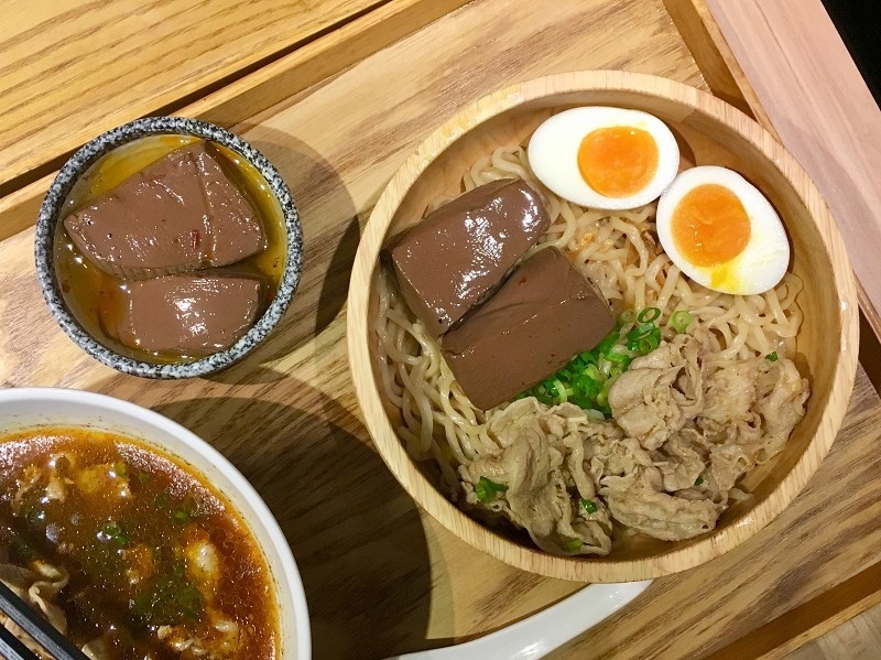 【台北｜中山站】大師兄銷魂麵舖 中山店＿麻辣牛肉湯就是要跟銷魂乾拌麵分開吃＿獨門辣醬讓整碗麵都銷魂了起來