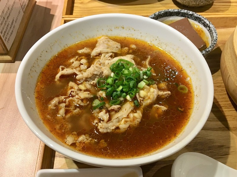 【台北｜中山站】大師兄銷魂麵舖 中山店＿麻辣牛肉湯就是要跟銷魂乾拌麵分開吃＿獨門辣醬讓整碗麵都銷魂了起來
